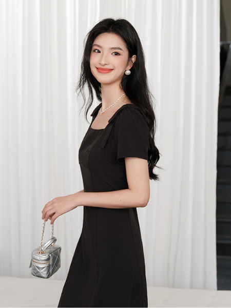 short sleeve shoulder ribbon black dress