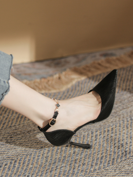 clover chain buckle strap pumps